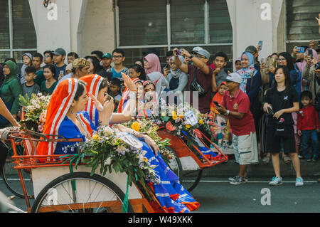 La apertura de la Cruz Surabaya Cultura 2019 evento terminó con un desfile de los participantes (delegados) montando un triciclo preparado por el comité Foto de stock