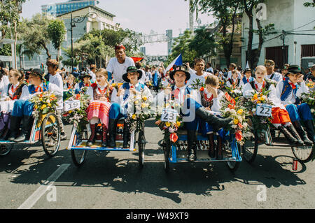 La apertura de la Cruz Surabaya Cultura 2019 evento terminó con un desfile de los participantes (delegados) montando un triciclo preparado por el comité Foto de stock