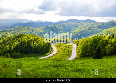 Sinuoso camino de montaña en Eslovaquia, vista desde arriba con una vista de las montañas Foto de stock