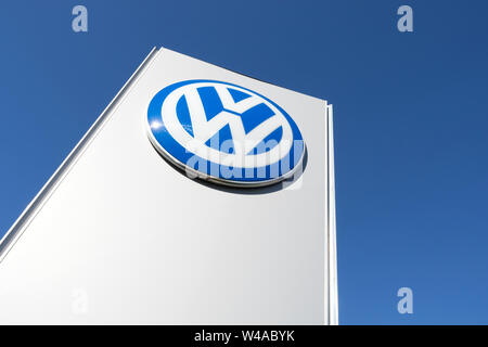 Concesionario Volkswagen firmar contra el cielo azul. Volkswagen es un fabricante de automóviles alemán fundado el 28 de mayo de 1937 y con sede en Wolfsburg. Foto de stock