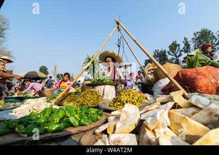 Indein, Myanmar - Marzo 2019: mujer birmano vende verduras en el mercado de la calle.