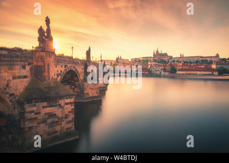 Vista de la puesta de sol sobre el puente de Carlos (Karlov Most), el río Vltava y el Castillo de Praga en verano en Praga, capital de la República Checa Foto de stock