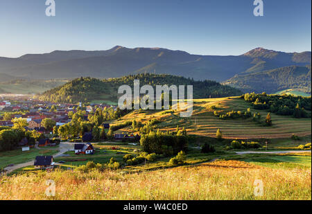 Pueblo de montaña en los Alpes Foto de stock