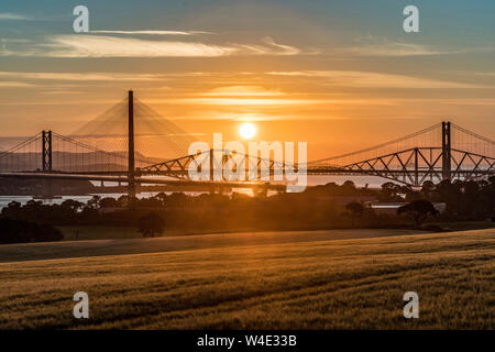 Queensferry cruzar al amanecer con los tres puentes de Forth en South Queensferry Foto de stock