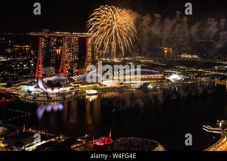 Fuegos artificiales espectaculares de la Bahía de Marina Singapur Foto de stock