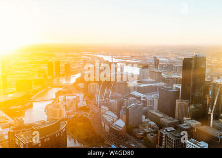 Paisaje urbano de Melbourne con río Yarra al atardecer, Victoria, Australia