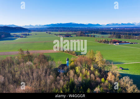 Vista aérea de la Capilla St. Georg Dietramszell Toelzer Ascholding cerca, la tierra, la Alta Baviera, Alemania