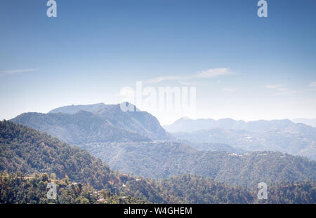 Primavera paisaje montañoso del Himalaya exterior, Himachal Pradesh, India Foto de stock