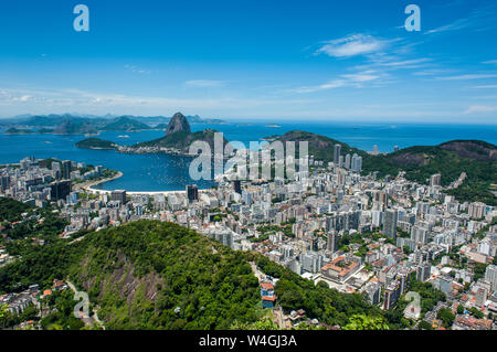 Outlook desde la estatua del Cristo Redentor en Río de Janeiro con Sugarloaf Mountain, Brasil