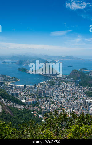 Outlook desde la estatua del Cristo Redentor en Río de Janeiro con Sugarloaf Mountain, Brasil