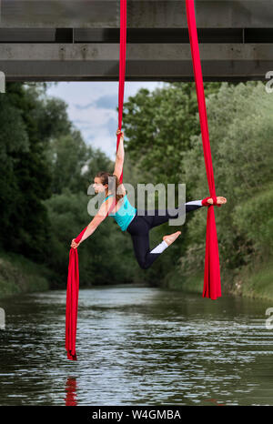 Mujer joven haciendo un puente aéreo de seda Foto de stock