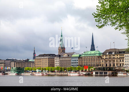 Vista de la ciudad con el ayuntamiento y St Nikolai Memorial y el Alster en primer plano, Hamburgo, Alemania.