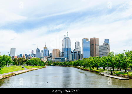 Paisaje urbano de Melbourne con río Yarra, Victoria, Australia