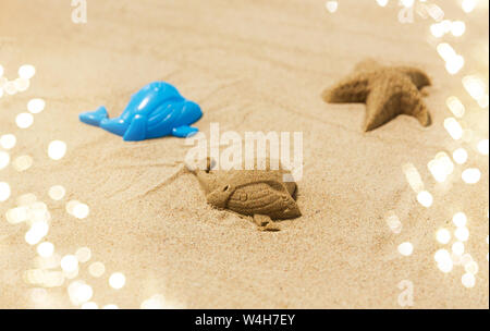 Forma de arena hecha por moho en verano Playa Ballena Foto de stock