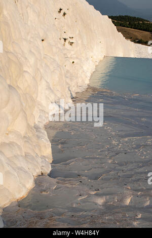Turquía: detalles del calcio piscinas en terrazas de travertino en Pamukkale (Castillo de algodón), sitio natural de las rocas sedimentarias depositadas por hot springs