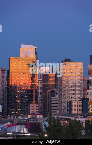 El Seattle Skyline visto desde el Parque Kerry con reflejos de la naranja y rosa en el atardecer de los rascacielos de cristal
