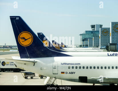 Aviones en el aeropuerto de Frankfurt am Main, Alemania, Frankfurt Airport Foto de stock