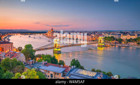 Budapest, Hungría. Antena imagen del paisaje urbano de Budapest panorama con el puente de la cadena y el edificio del parlamento durante el verano, la puesta de sol. Foto de stock