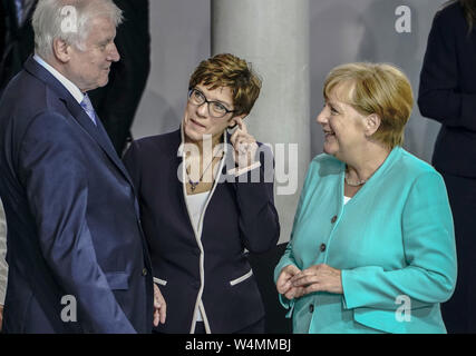 El 24 de julio de 2019, Berlín: Annegret Kramp-Karrenbauer (M), Presidenta de la CDU y el Ministro de Defensa, habla con la Canciller Angela Merkel (CDU) y r, Horst Seehofer (CSU), Ministro del Interior, en favor de la construcción y antes de una sesión especial del Bundestag en El Paul-Löbe-Haus. Durante el 109º período de sesiones del Bundestag, el nuevo Ministro de Defensa Kramp-Karrenbauer (CDU) fue juramentado en su cargo. Kramp-Karrenbauer menciona en una declaración gubernamental con el título 'en la responsabilidad por el futuro de Alemania. Para un fuerte de las Fuerzas Armadas alemanas en un mundo cambiante", a nombre de la primera vez que el poi focal Foto de stock