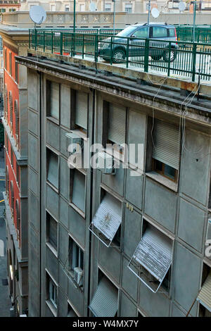 Gracioso inusual estacionamiento en la azotea del edificio de apartamentos en Génova, Italia.