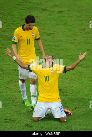 El Futbolista Brasileno Neymar Celebra Su Gol En El Partido Brasil Vs Espana En La Final De La Copa Fifa Confederaciones 2013 En Hacer Etadio Maracana Fotografia De Stock Alamy