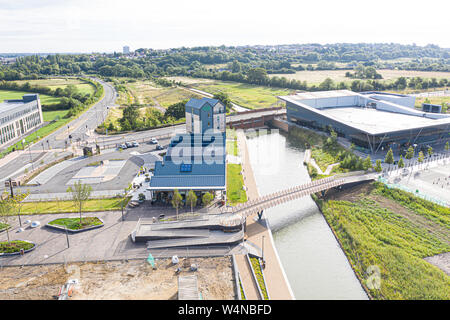 SWINDON UK - Julio 21, 2019: Vista aérea del nuevo puente de pie cerca de H&W el deanato de nueva escuela y Waitrose en Wichelstowe en Swindon. Foto de stock