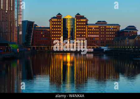 El Anchorage Quay edificios de oficinas al atardecer, Erie Basin, Salford, Manchester, Reino Unido Foto de stock