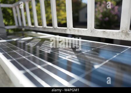 Los paneles solares fotovoltaicos de la compañía solar Renogy, instalarse como parte de una zona residencial fuera de la red del sistema solar, a pleno sol, San Ramón, California, 10 de septiembre de 2018. () Foto de stock