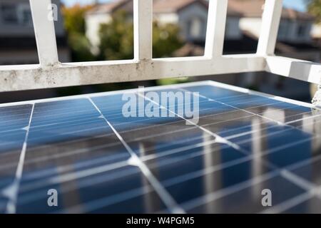 Close-up de paneles solares fotovoltaicos de la compañía solar Renogy, instalarse como parte de una zona residencial fuera de la red del sistema solar, a pleno sol, San Ramón, California, 10 de septiembre de 2018. () Foto de stock