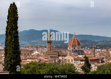 Vista panorámica a la ciudad, incluida la famosa cúpula de la Catedral de Florencia, Santa Maria del Fiore.