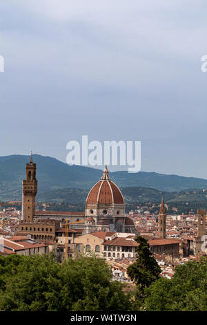 Vista panorámica a la ciudad, incluida la famosa cúpula de la Catedral de Florencia, Santa Maria del Fiore.