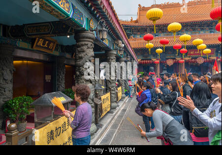 Los fieles de Sik Sik Yuen Wong Tai Sin Temple, un Templo Taoísta en New Kowloon, Hong Kong, China Foto de stock