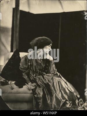 Retrato de Jane Morris (Sra. William Morris), John Robert Parsons (Británicos, alrededor de 1826 - 1909, Activa 1860 - 1870), Cheyne Walk, Chelsea, Inglaterra, negativa impresión de julio de 1865, alrededor de 1900, Gelatina de plata, impresión de 23,5 × 19,4 cm (9 1/4" x 7 5/8"