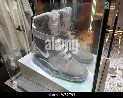 Un par de zapatillas Nike edición limitada del 'Regreso al Futuro' zapatos aparece en una tienda en la ciudad de Wuhan, provincia de Hubei en China central, 13 Janu Fotografía de