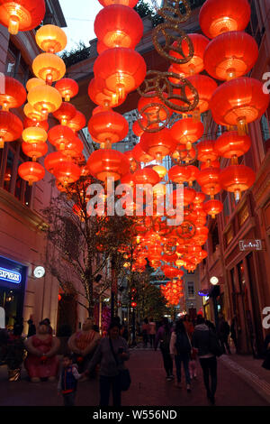 Hong K Ang L Nrg O T Autd A Pr New Y O Nr Walkway L O O Tung Av Onu O Esta Adornado Con Farolillos Rojos En La Celebracion Del Proximo Nuevo Lunar Chino Ye Fotografia De Stock Alamy