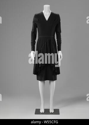 Vestido de cóctel de lana negro fotografías e imágenes de alta resolución -  Alamy