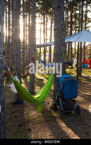 Hamaca Camping En Camping Arbolado Foto de stock y más banco de