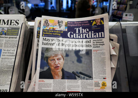 'May deslizamientos en 'el rencor y el odio" de Brexit absolutistas' Guardian titulares de primera página en el quiosco de prensa 18 de julio de 2019 Londres, Inglaterra Foto de stock