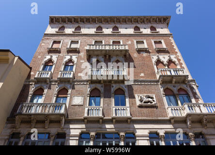 TRIESTE, Italia - 16 de junio, 2019: fachada exterior de un elegante edificio histórico de estilo veneciano Foto de stock