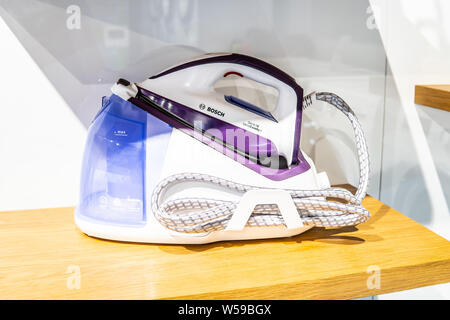 Plancha de vapor eléctrico BOSCH Fotografía de stock - Alamy