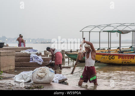 Hombre en gris y rojo vista ropa de trabajo Fotografía de stock - Alamy