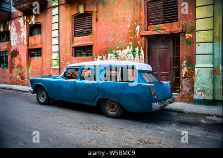 Clásico americano hizo station wagon en la calle en Trinidad, Cuba