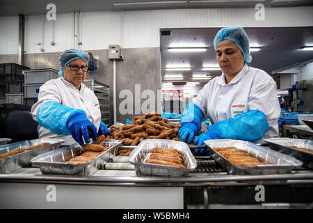 Detrás de las escenas en la fábrica de apetito en Trowbridge, Wiltshire, lo que hace que la producción masiva de hospitales del NHS en el Reino Unido.