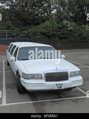 Una limusina, limo, Lincoln fabricación, coche, vehículo, teniendo 2 bahías, bahías de estacionamiento Foto de stock