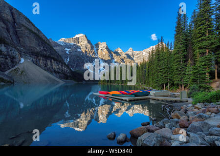 El Lago Moraine en Canadian Rockies, Parque Nacional de Banff, Canadá.