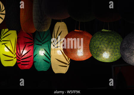 Tejido Tradicional lámparas vendidas como recuerdos turísticos populares en el famoso mercado nocturno de Luang Prabang, Laos