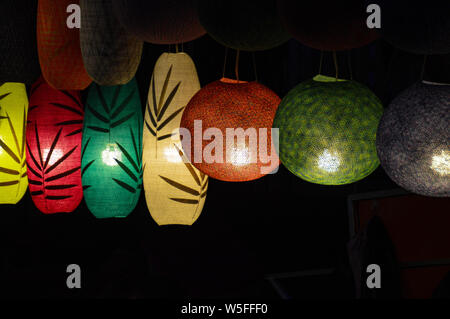 Tejido Tradicional lámparas vendidas como recuerdos turísticos populares en el famoso mercado nocturno de Luang Prabang, Laos