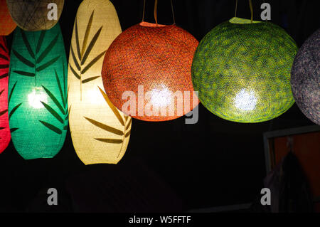 Tejido Tradicional lámparas vendidas como recuerdos turísticos populares en el famoso mercado nocturno de Luang Prabang, Laos
