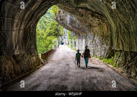 Italia Friuli Val Cellina Barcis - camino viejo de la Valcellina - Parque Natural de la Dolomiti Friulane