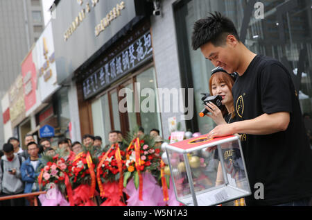 Los jóvenes compradores cola en frente una tienda de ropa deportiva de Nike para comprar zapatillas de edición limitada en la ciudad de Xi'an, en noroeste de la provincia